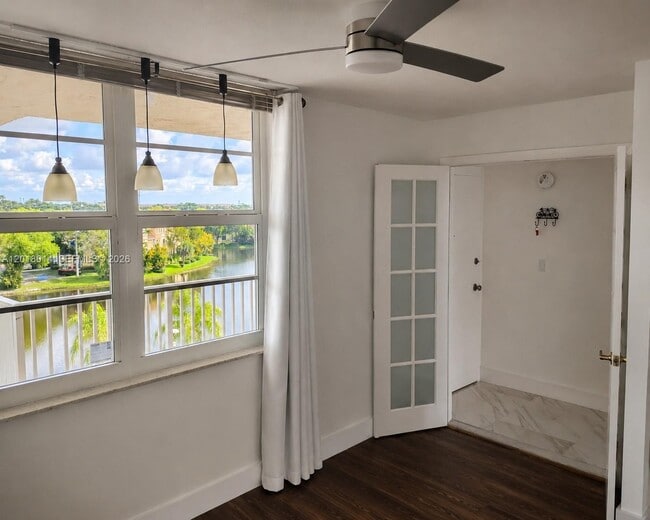 Building Photo - 250 Jacaranda Dr