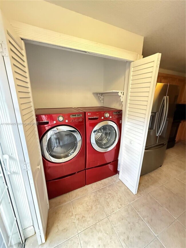 Building Photo - 9986 Royal Palm Blvd