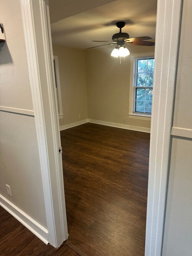 Building Photo - Large 5 Bedroom House in North Campus!