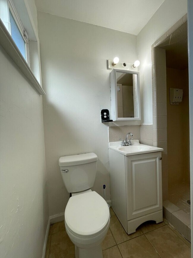Building Photo - Charming 3-Bedroom, 2-Bath Home – Availabl...