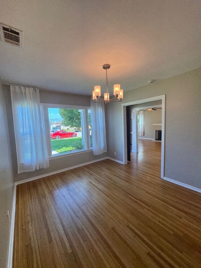 Building Photo - Large 4 bedroom 2 Bathroom for rent
