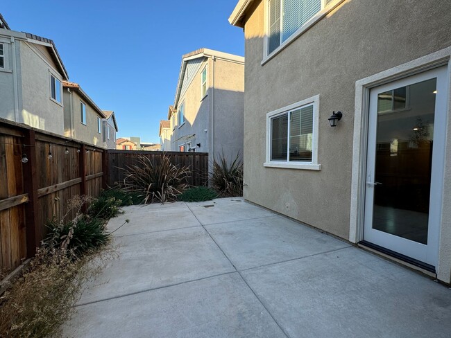 Building Photo - CLEAN AND MODERN  - 4 BED, 3 BATHS, 1996 S...