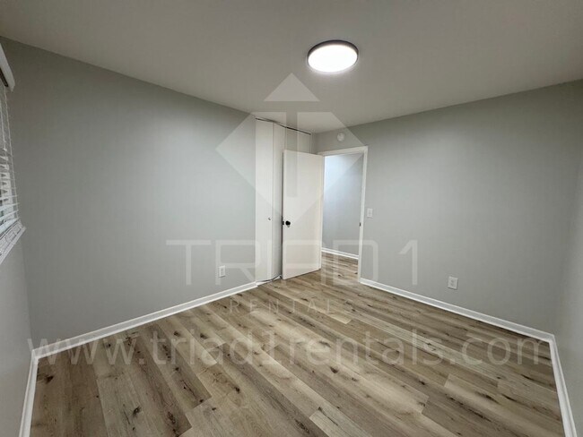 Building Photo - 2205 Hathaway Dr