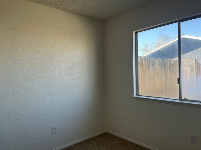 Building Photo - 4 Bedrooms 2 Bathroom home available in Victorville!!