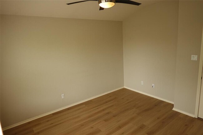 Building Photo - 16100 S Great Oaks Dr