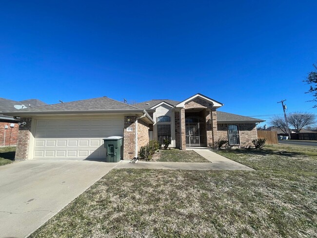 Building Photo - Super Cute Corner Lot House Ready to be called your HOME.