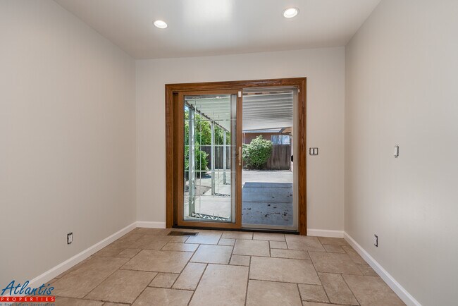 Building Photo - Heatherstone Way / Village Ct