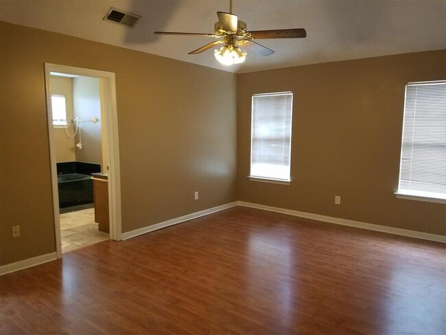 Building Photo - 1004 Show Boat Cove