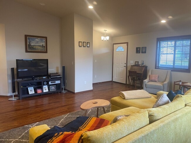 Building Photo - Lovely Single Level Holmes Harbor Home!