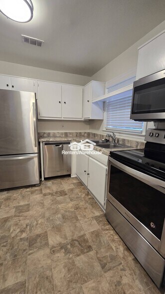 Building Photo - 1108 Greenbriar Cir