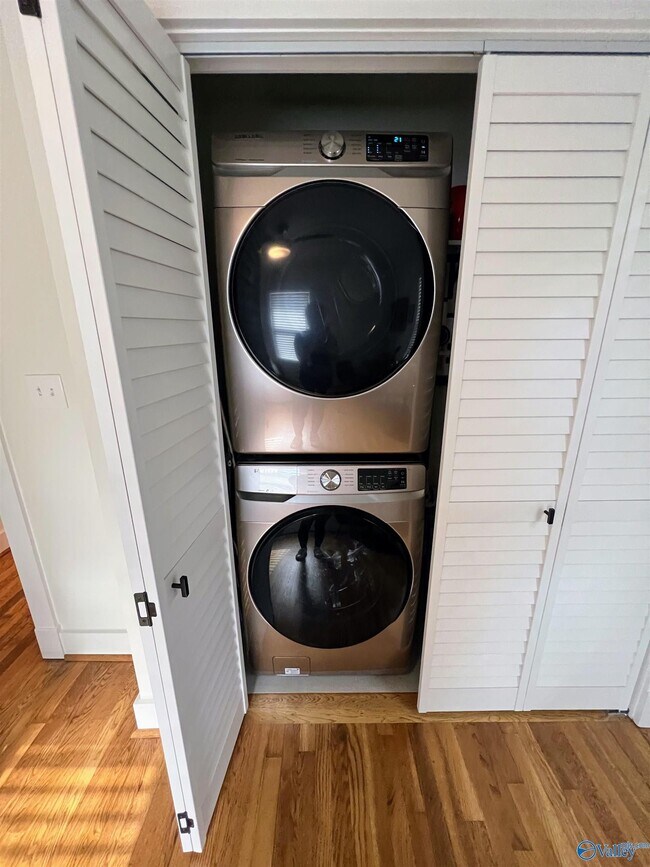 Building Photo - 1612 NE Wellman Ave