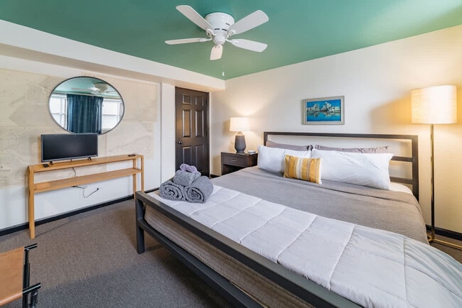 Building Photo - 1708 W Waveland Ave