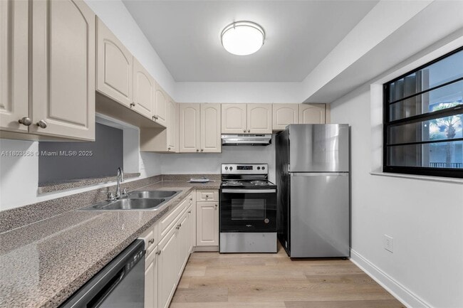 Building Photo - 10825 SW 112th Ave