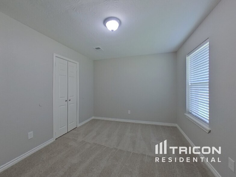 Building Photo - 729 Forest Ln Dr