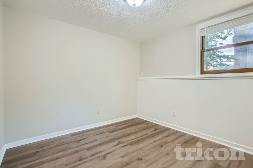 Building Photo - 1916 Lamplight Dr