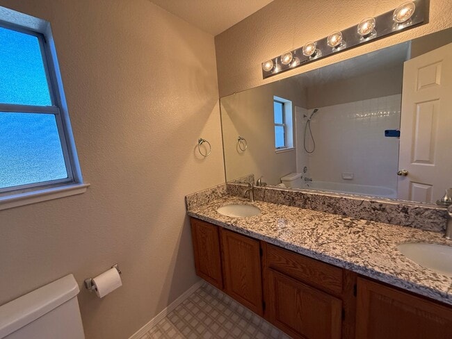 Building Photo - 4-bedroom plus a loft on a court in Escalon!