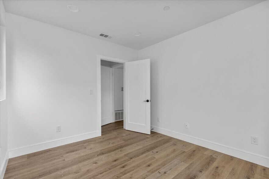 Building Photo - 860 N Hudson Ave