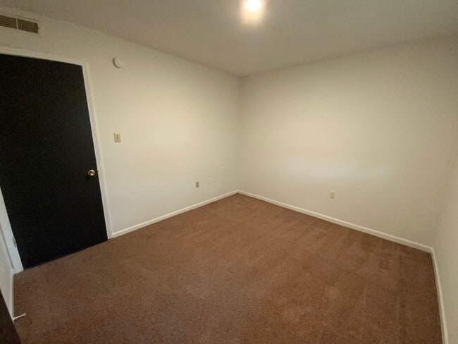 Building Photo - 3 Bedroom/1.5 bathroom Duplex