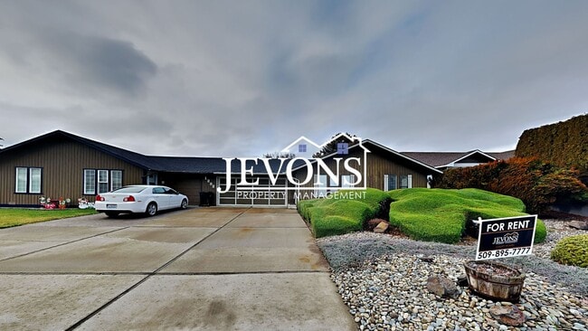 Building Photo - 1202 S 39th Ave