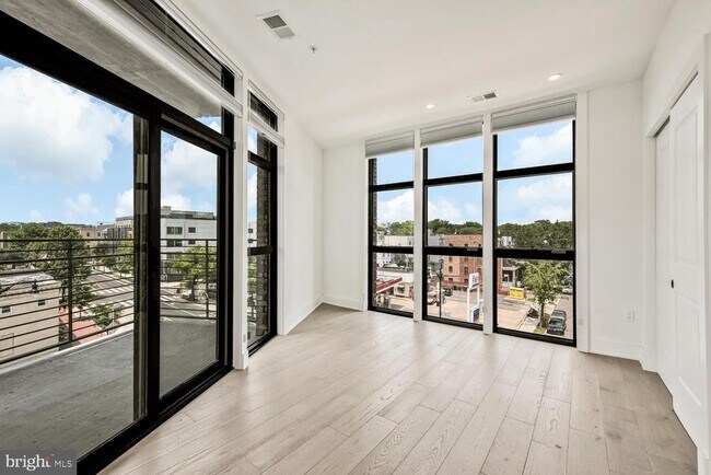 Building Photo - 1402 H St NE