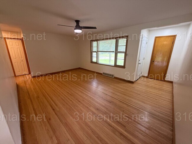 Building Photo - $1400 - 3 bedroom / 1 bathroom - Single Fa...