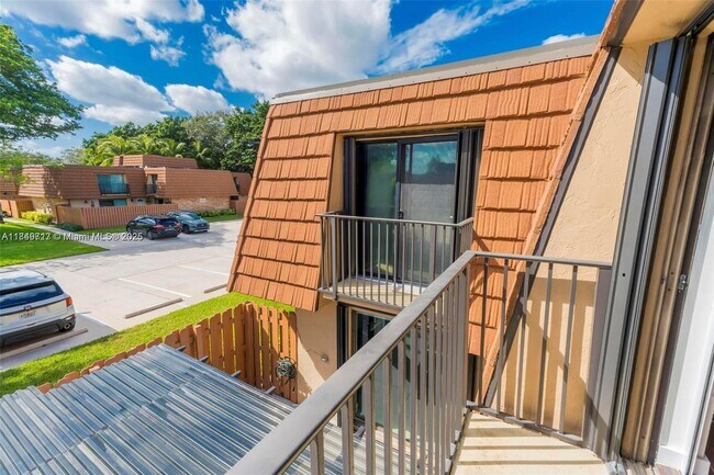 Building Photo - 2551 Camelot Ct