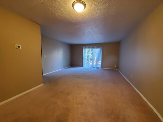 Building Photo - 4 bedroom, 2 bathroom duplex.