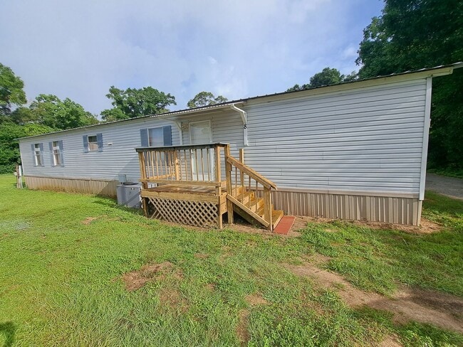 Primary Photo - Remodeled 2BR/2BA mobile home off Pine For...