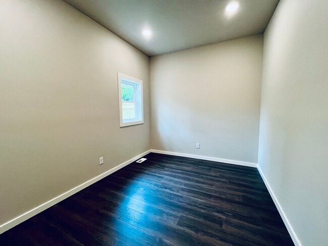 Building Photo - Modern Two Bedroom Two Full Bath House