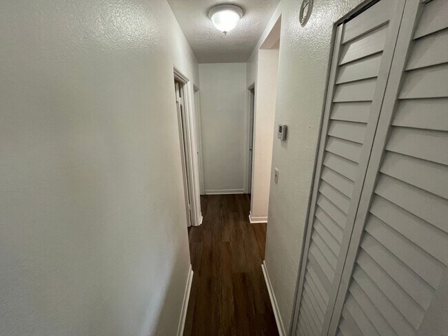 Building Photo - Charming 3-Bedroom Home with 1 Bath and 1-...