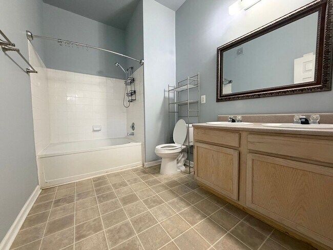 Building Photo - 810 Beverley Dr