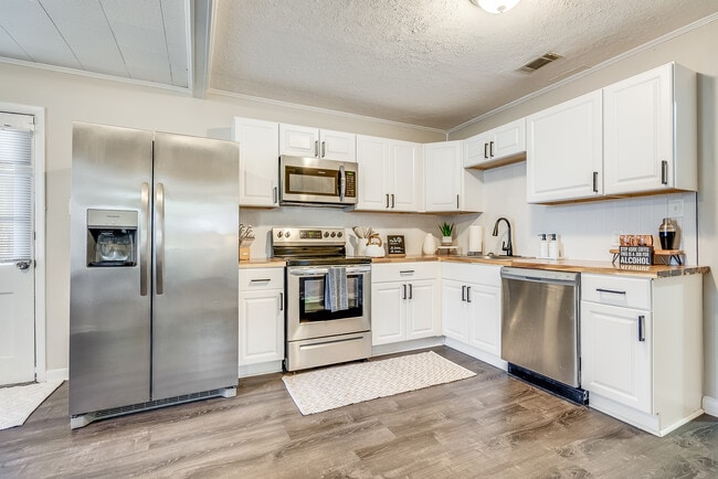 Building Photo - Evora