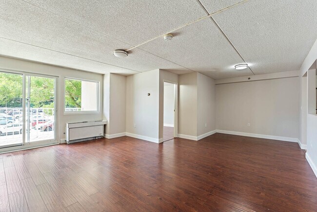 Building Photo - 200 Cove Way