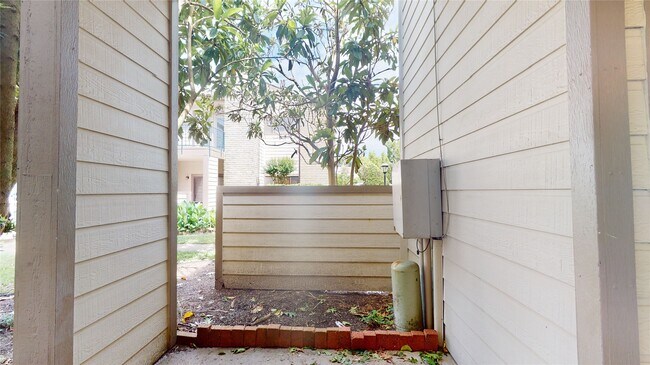 Building Photo - 7037 N Holiday Dr