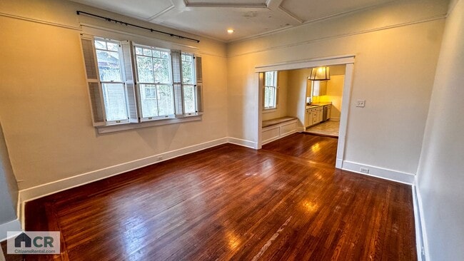 Building Photo - HUGE 9 bedroom house just a few blocks fro...