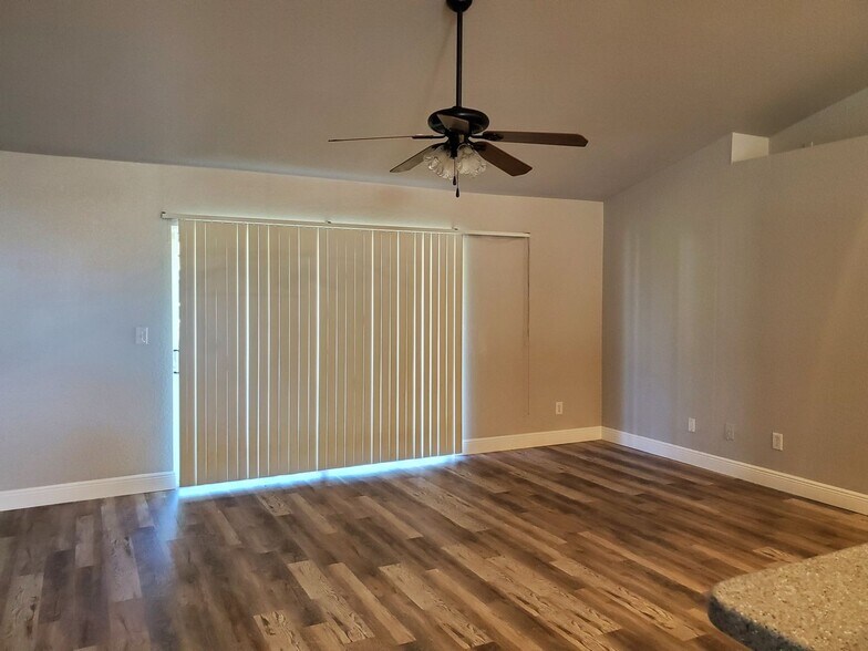 Building Photo - 445 Reading St