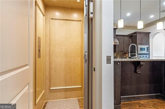 Building Photo - 58 Sheridan Dr NE