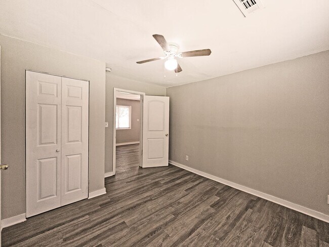 Building Photo - 2/1 Duplex Near Hank Aaron Dr - Housing Vo...