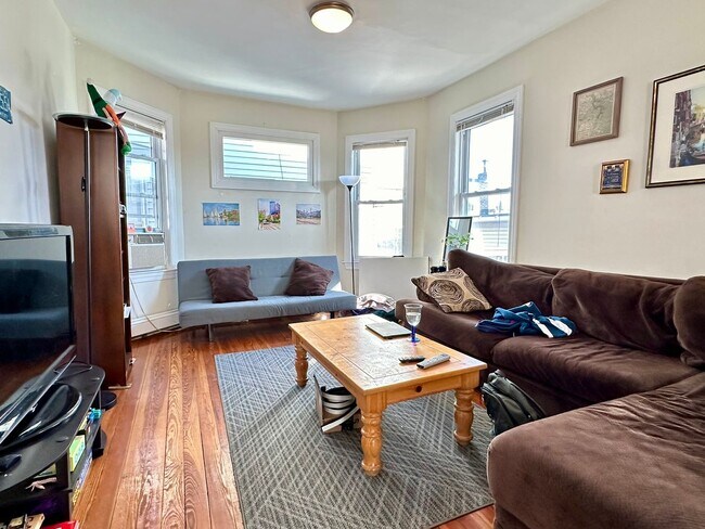 Building Photo - Mission Hill 5 -Bed