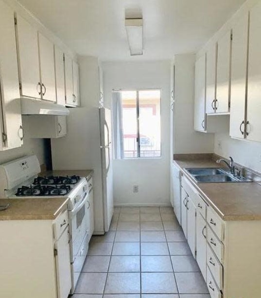 kitchen - 8800 Cedros Ave
