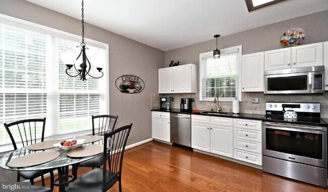 Building Photo - 235 Pinecrest Ln