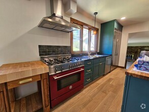 Building Photo - NE Newly updated 3 bedroom 2.5 bath home w...