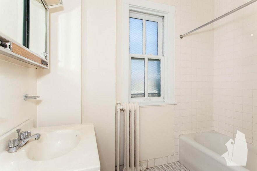 Building Photo - 522 W Briar Pl