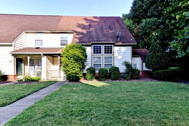 Building Photo - Nicely Updated Condo in Great Neighborhood
