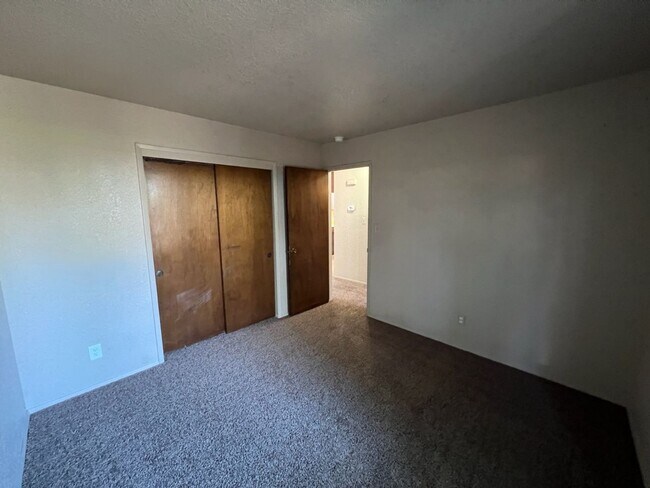 Building Photo - Floyd Ave - Duplex