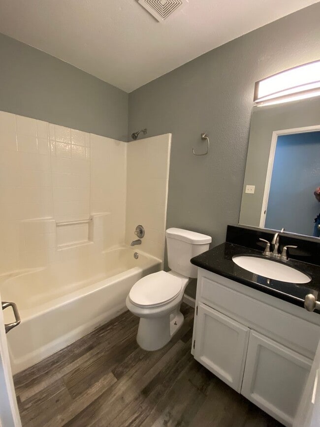 Building Photo - Newley Remodeled 3 BD 2 BA house on corner...