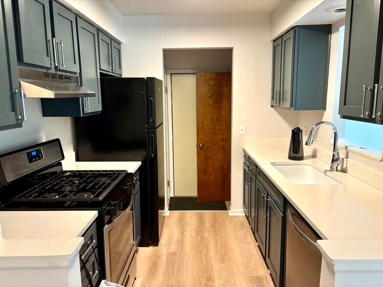 Building Photo - 7021 Bonaire Dr NE