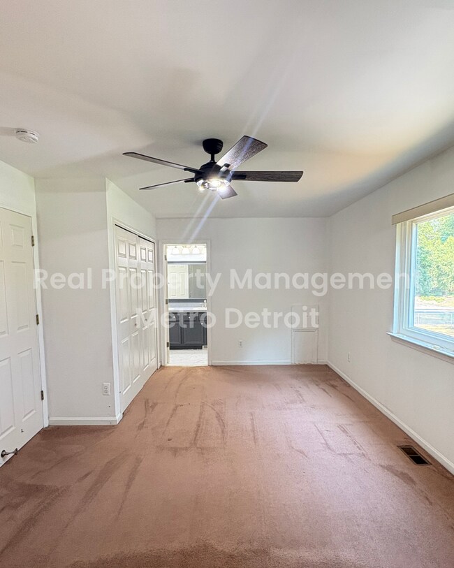 Building Photo - 3-Bedroom Single-Family Home in Waterford, Michigan