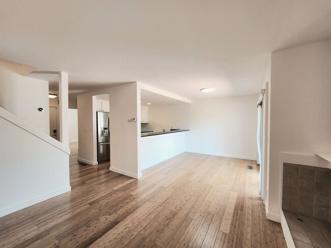 Building Photo - Spacious & bright 3 bedroom 2 bath home in...