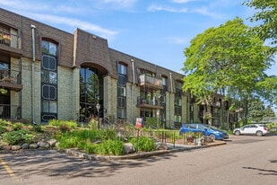 Building Photo - Country Club Manor Apartments
